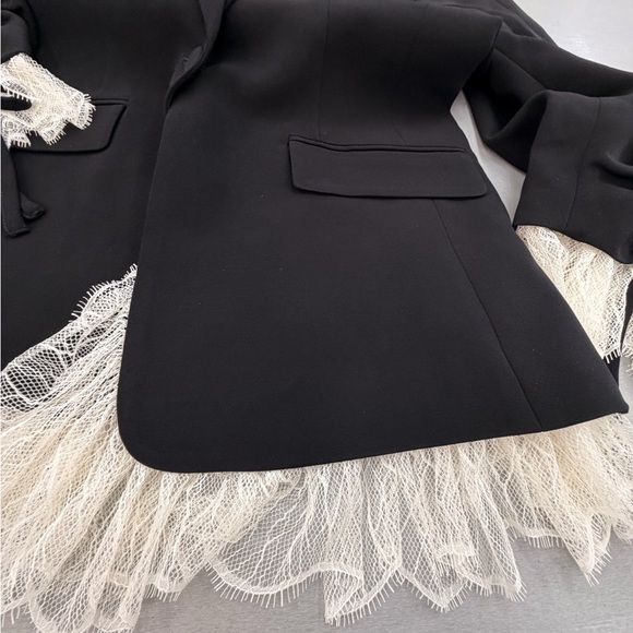 Cinq à Sept Black Blazer with White Lace Trim - Picture 4 of 9